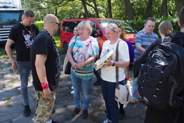 Mieszkańcy i terapeuci wręczają podziękowanie zespołowi Łydka Grubasa.