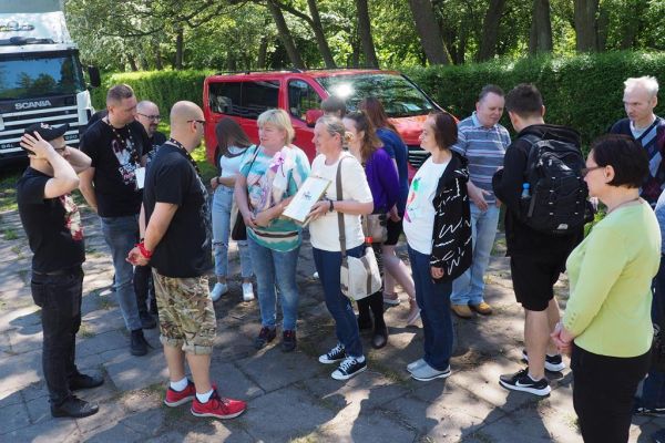 Mieszkańcy i terapeuci wręczają podziękowanie zespołowi Łydka Grubasa.