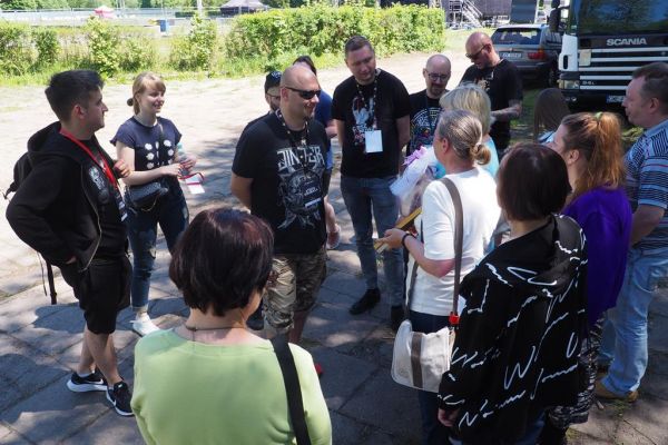 Mieszkańcy i terapeuci wręczają podziękowanie zespołowi Łydka Grubasa.