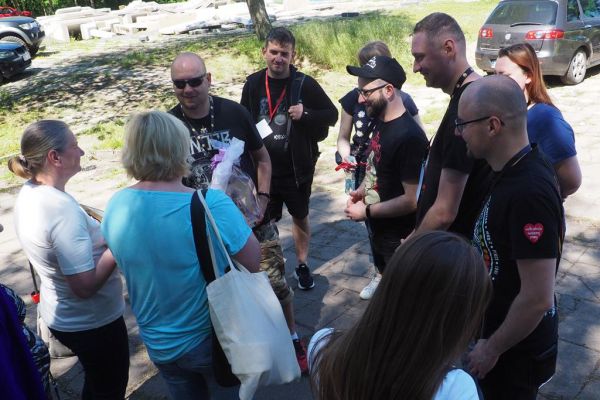 Mieszkańcy i terapeuci wręczają podziękowanie zespołowi Łydka Grubasa.