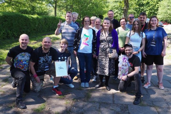 Grupowe zdjęcie zespołu Łydka Grubasa z mieszkańcami i terapeutami w Słupsku.