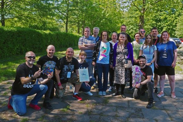 Grupowe zdjęcie zespołu Łydka Grubasa z mieszkańcami i terapeutami w Słupsku.