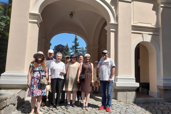 biorowe zdjęcie mieszkańców pod pałacem w Damnicy.