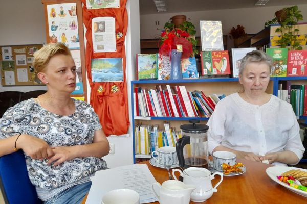 Pani bibliotekarka mówi do  uczestników DKK.