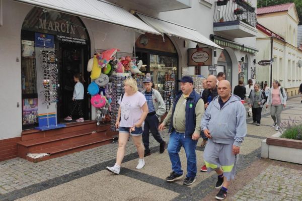 Mieszkańcy spacerują ulicą w Ustce.