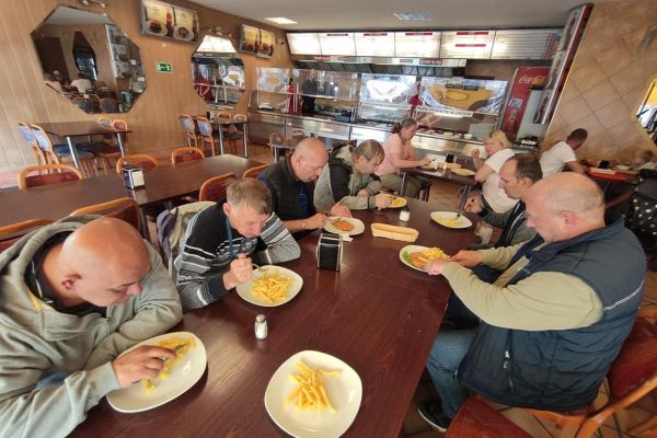 Mieszkańcy spożywaja  zamówione dania w restauracji w Ustce.