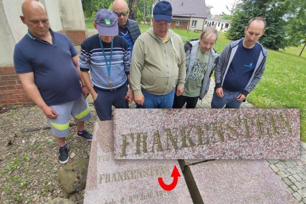 Mieszkańcy stoją przy grobie Frankensteina w Duninowie.