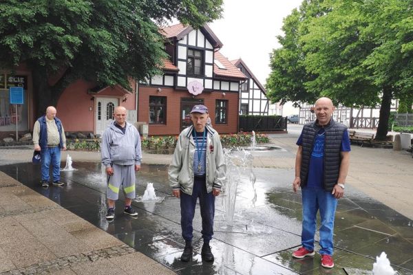 Mieszkańcy pozują przy fontannie w Ustce.