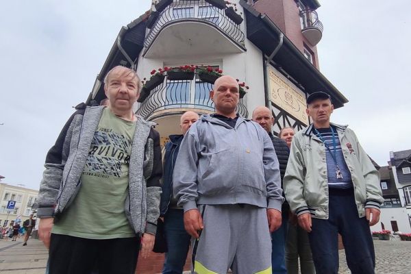 Mieszkańcy stoją przy budynku Muzeum chleba w Ustce.