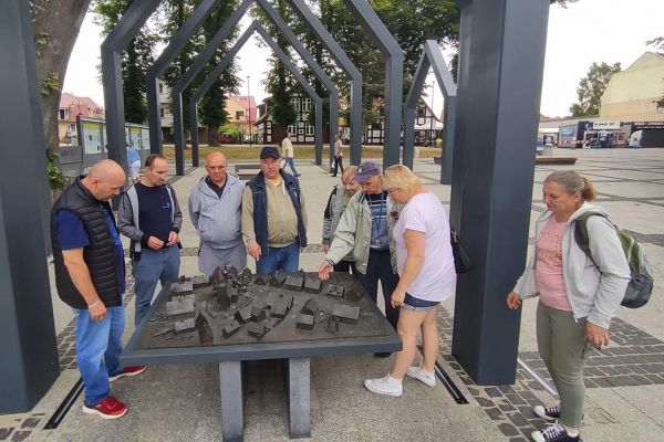 Mieszkańcy oglądają makietę starej Ustki.
