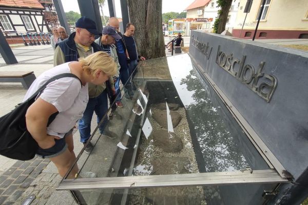 Mieszkańcy oglądają fundamenty nieistniejącego kościoła w Ustce.