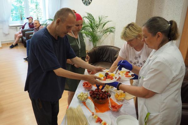 Mieszkańcy wybieraja owoce na szaszłyki