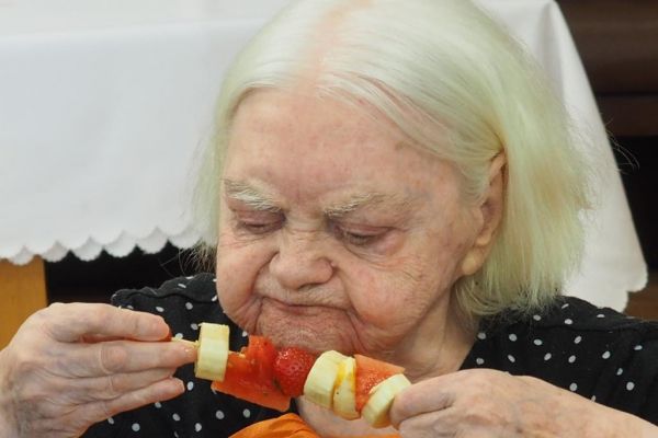 Mieszknka je owocowego szaszłyka.
