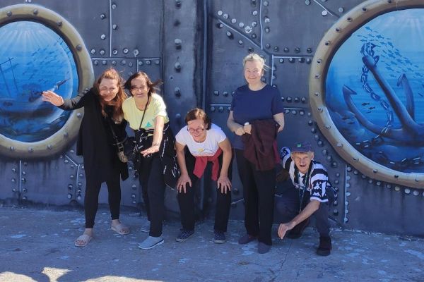 Mieszkańcy pozują przy muralu w Ustce.