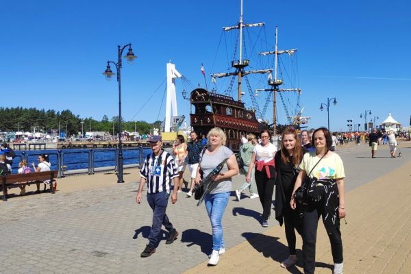 Mieszkańcy spacerują portem w Ustce.