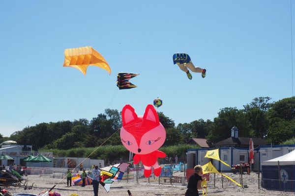 Kilka latawców na niebie podczas Festiwalu latawców w Ustce.