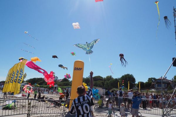 Kilka latawców na niebie podczas Festiwalu latawców w Ustce.