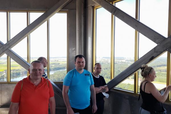 Mieszkańcy na wieży widokowej w Licheniu