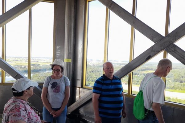 Mieszkańcy na wieży widokowej w Licheniu.