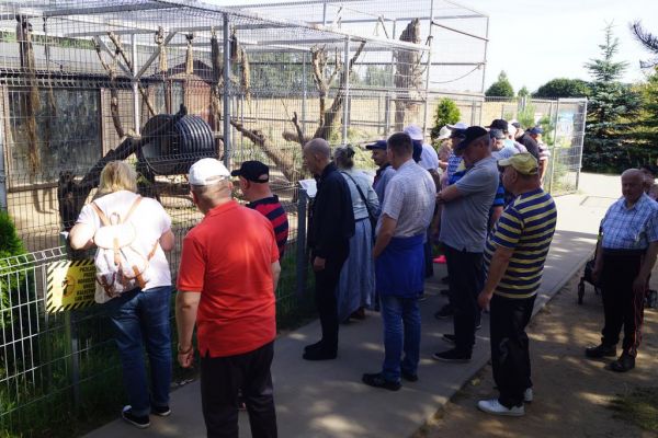 Mieszkańcy w Canpolu w Człuchowie oglądaja zwierzęta.