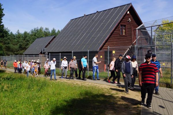 Mieszkańcy w Canpolu w Człuchowie oglądaja zwierzęta.