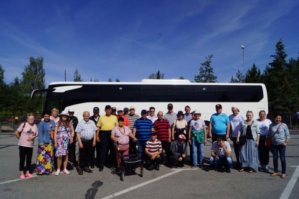 Mieszkańcy przed autokarem, w Canpolu w Człuchowie.