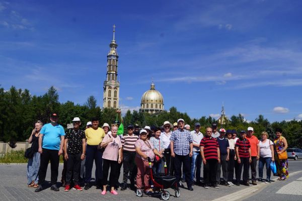 Mieszkańcy przed Sanktuarium w Licheniu.
