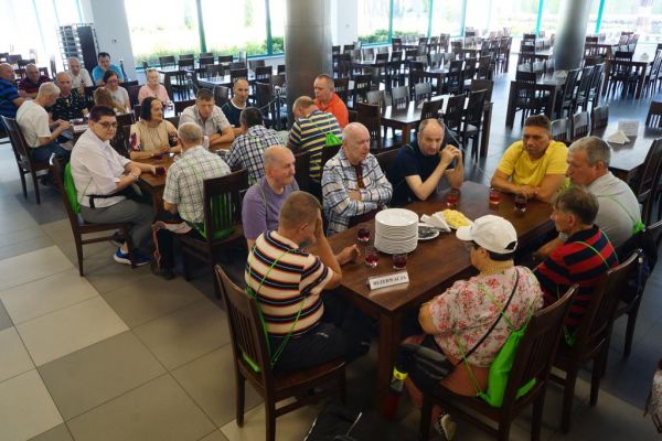 Mieszkańcy jedzą obiad w Domu Pielgrzyma Betlejem w Licheniu.