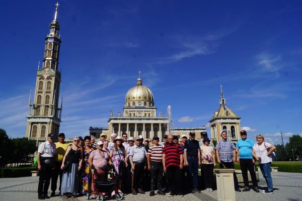 Mieszkańcy przed Sanktuarium w Licheniu.