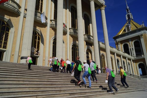 Mieszkańcy wchodzą do Sanktuarium w Licheniu.