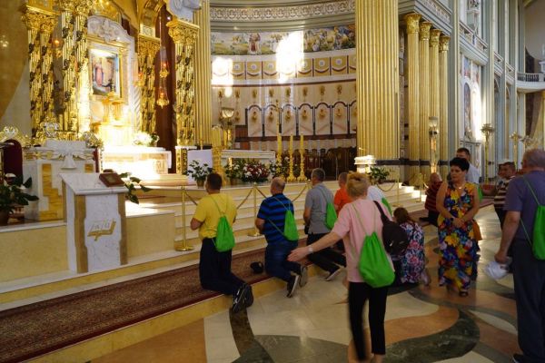 Mieszkańcy przed Sanktuarium w Licheniu.