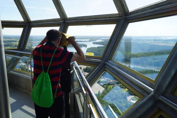 Mieszkańcy na wieży widokowej w Licheniu.
