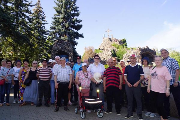 Mieszkańcy stoją przed Golgotą w Licheniu.