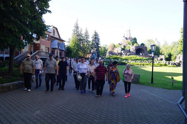 Mieszkańcy spacerują przez Licheń.