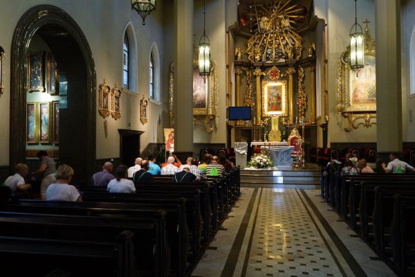 Mieszkańcy modla się w Kościele św. Doroty w Licheniu.