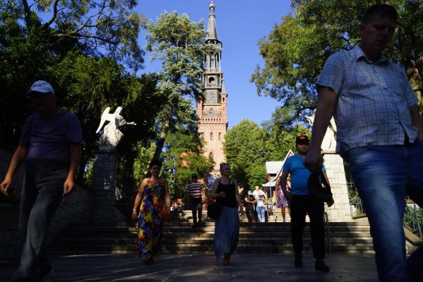 Mieszkańcy spacerują przez Licheń.