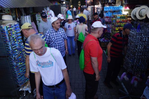 Mieszkańcy kupują pamiątki w butikach w Licheniu.