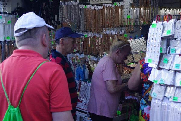 Mieszkańcy kupują pamiątki w butikach w Licheniu.