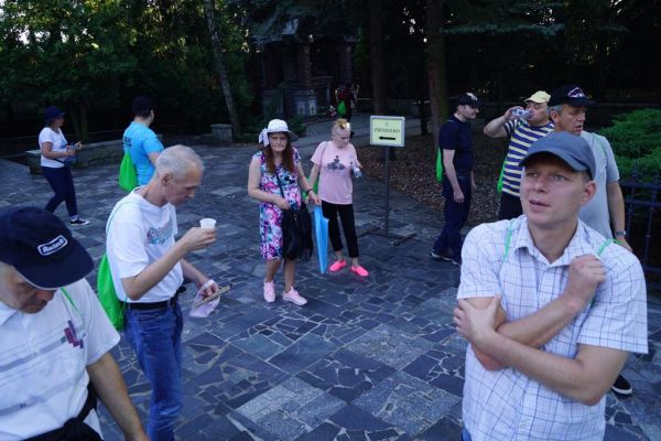 Mieszkańcy nalewają i piją cudowna wodę ze źródełka w Licheniu.