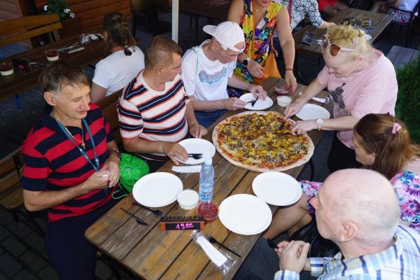 Mieszkańcy jedzą pizzę w Pizzeri K2 w Ślesinie.