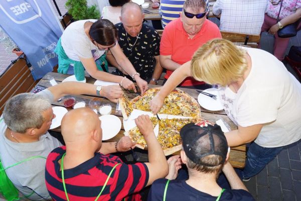 Mieszkańcy jedzą pizzę w Pizzeri K2 w Ślesinie.