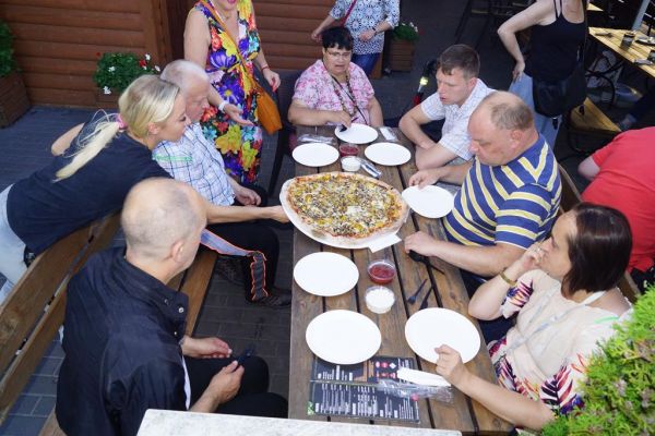 Mieszkańcy jedzą pizzę w Pizzeri K2 w Ślesinie.