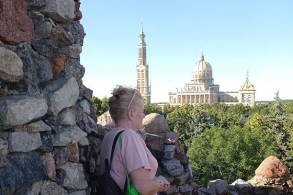 Mieszkanka stoi na Golgotą w Licheniu.