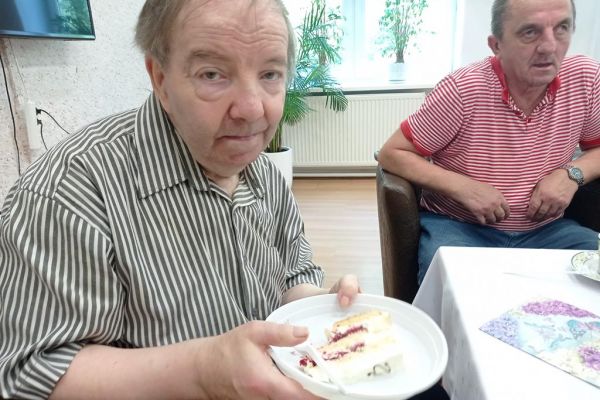 Pan Zbyszek - jubilat kosztuje tortu.