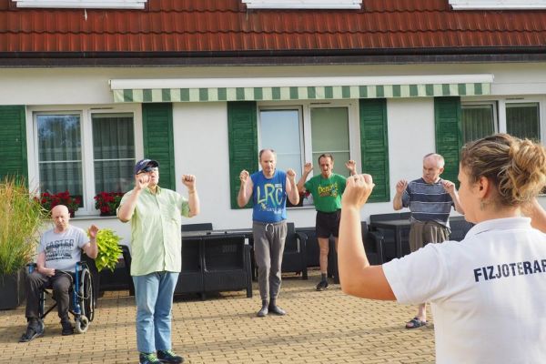 Mieszkańcy ćwiczą na świeżym powietrzu.