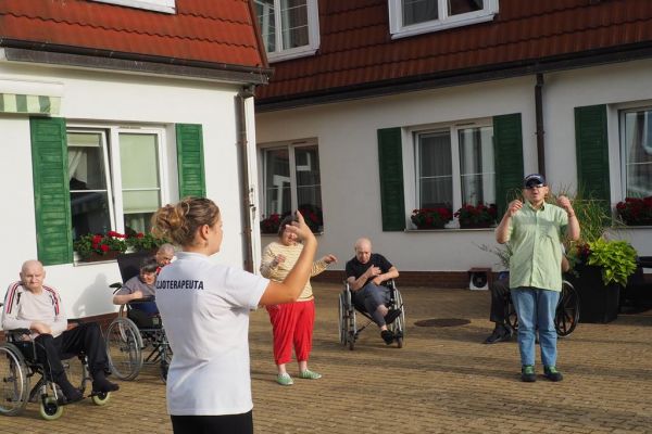 Mieszkańcy ćwiczą na świeżym powietrzu.