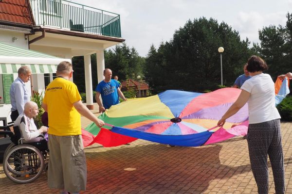 Mieszkańcy grają chustą Clanzy.