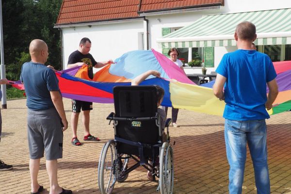 Mieszkańcy grają chustą Clanzy.