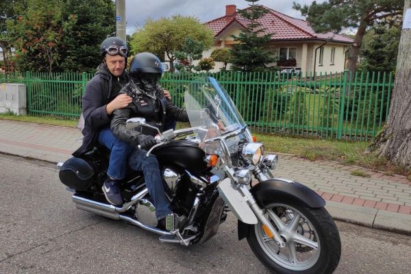 Uczestnik pikniku podczas przejażdżki na motorze