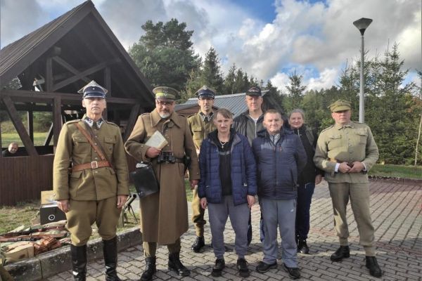 Uczestnicy pikniku wraz z grupą rekonstrukcji historycznej Grzmot.